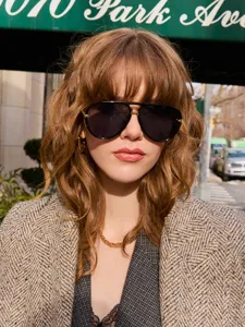 Nahaufnahme der retro Oversize Piloten-Sonnenbrille am Model im Außenbereich mit Metallrahmen.