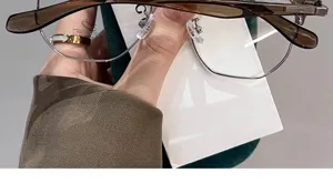 Vista detallada de una montura de gafas retro semi al aire con patillas efecto madera y lentes.