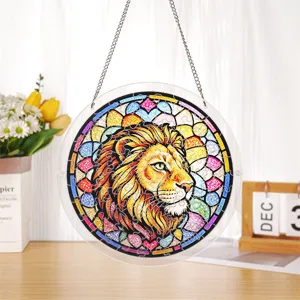 Ciondolo acrilico appendibile con puzzle di leone in vetro colorato acchiappasole con catena