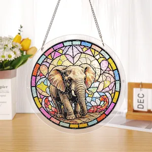 Primo piano del pendente puzzle elefante in acrilico in stile vetrata colorata per giardino.