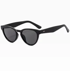 Detalle de gafas de sol ojo de gato negras retro, montura elegante con lentes protección UV.