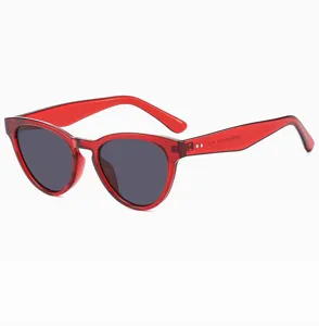 Gafas de sol ojo de gato rojas translúcidas con lentes oscuras anti-UV, foto de detalle elegante.