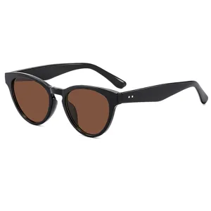 Gafas de sol retro ojo de gato para mujer, montura negra elegante con lentes marrones anti-UV.
