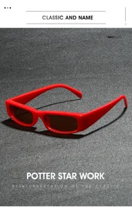 Gafas de sol cuadradas estrechas rojas vista detalle, estilo hip-hop tendencia playa sol.