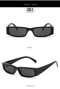 Vista detallada de pequeñas gafas de sol rectangulares negras con diseño elegante.