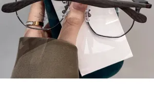 Gafas graduadas semialcance vintage con varillas efecto madera, diseño ligero.