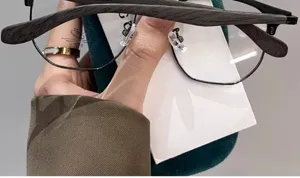 Detalle de gafas vintage de media montura con patillas efecto madera y lentes antirluz azul.
