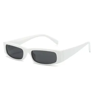 Gafas de sol rectangulares estrechas para mujer, montura blanca y lentes negras de moda.
