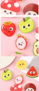 Nahaufnahme von niedlichen Cartoon-Obst-Acryl-Broschen und DIY-Taschenanhängern.