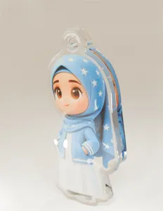 Primo piano del ciondolo in acrilico con simpatico disegno di ragazza e hijab stellato.