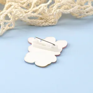 Jolie broche en acrylique dessin animé avec épingle de sûreté en métal au dos.