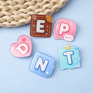 Lindo conjunto de broches de alfabeto acrílico para decoración de mochila y pines DIY de moda.