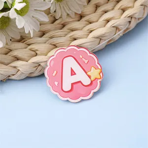 Lindo broche de acrílico con letra A de dibujos animados para mochila, insignia DIY y decoración