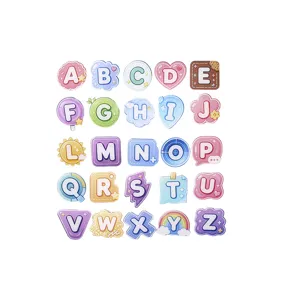 Broche acrílico de 26 letras lindo insignia de dibujos animados pegatina mochila