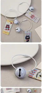 Llavero de acrílico con diseño de dibujos animados y cable de acero con campana.