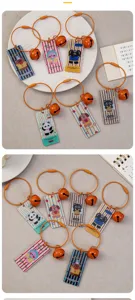 Llavero colgante de acrílico de dibujos animados lindo con bucle de alambre y campana para bolsos.