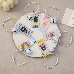 Llavero de acrílico de dibujos animados de doble cara lindo con cable de acero y campana.