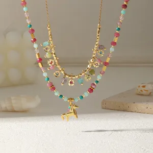 Exquisito primer plano detallado del collar de varias capas con flores de piedras preciosas y.