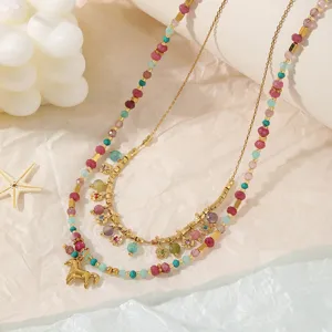 Collar de cuentas multicapa para vacaciones con colgante de caballo y piedras de colores.