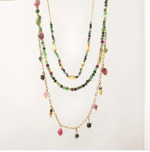 Collar de cuentas de turmalina natural multicapa hecho a mano con eslabones dorados elegantes.