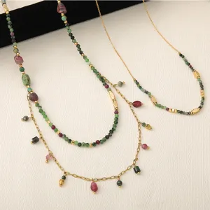 Primer plano detallado de un collar de cuentas de piedras preciosas en capas y coloridas.