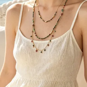 Collar de perlas de turmalina multicapa hecho a mano con diseño de colores rojo y verde.