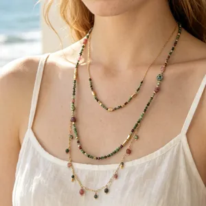 Collar de turmalina de piedra preciosa en capas con cuentas de color y cadenas doradas