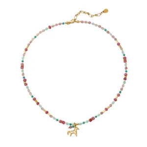 Collar de cuentas de colores de verano con un bonito colgante de caballo, estilo vacacional.