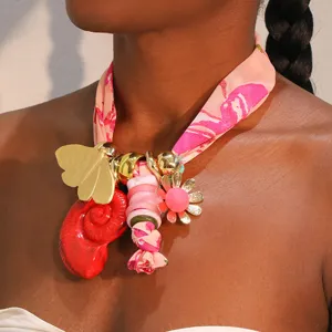 Collar bohemio de pañuelo de seda con dijes de mariposa dorada y caracola roja brillante
