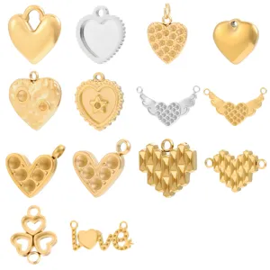Verschiedene Herzanhänger aus Edelstahl in Gold und Silber für DIY-Schmuckherstellung.