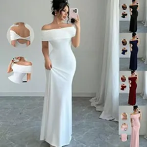 Detailansicht eleganter schulterfreier bodenlanger Abendkleider in mehreren Farbvarianten.