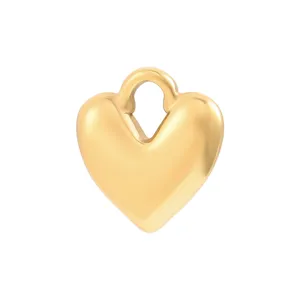 Makrodetail eines polierten 3D-Herzanhängers aus goldenem Edelstahl für DIY-Schmuckherstellung