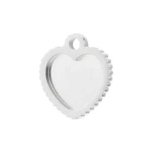 Detaillierte Makroansicht einer herzförmigen Edelstahl-Anhängerbasis für DIY-Schmuck