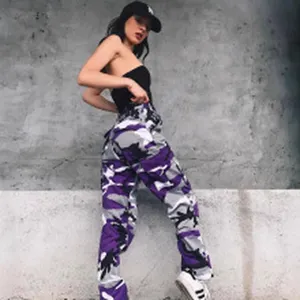 Sexy Damen-Jumpsuit mit lila Camouflage-Muster und weitem Bein im urbanen Streetstyle