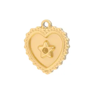 Makroansicht eines goldenen Herzanhängers aus Edelstahl mit Stern für DIY-Schmuck.
