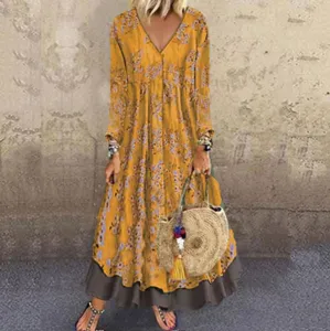 Volledige lengte weergave van een bohemian gele vintage maxi-jurk met bloemenprint