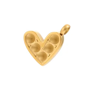 Nahaufnahme eines goldenen 3D-Herzanhängers für die Gestaltung von DIY-Halsketten.
