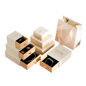 Coffrets cadeaux bijoux blancs et beiges style tiroir avec sac en papier assorti élégant