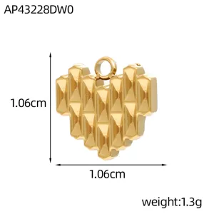 Detailansicht eines facettierten Herzanhängers aus Edelstahl in Gold für DIY-Schmuck.
