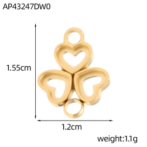 Detailansicht eines goldenen Edelstahl-Herzanhängers mit Maßen von 1,55 cm Höhe und 1,2 cm