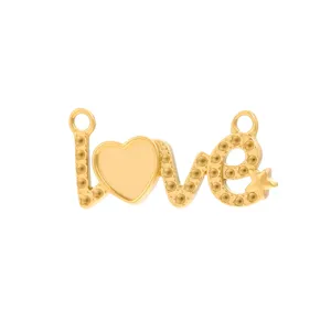 Nahaufnahme eines goldenen Edelstahl-LOVE-Anhängers mit einer herzförmigen Rohling-Fassung
