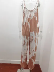 Rückansicht eines braun-weißen Batik-Jumpsuits mit Trägern für Damen auf einem Mannequin