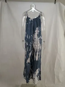 Rückansicht eines blauen Batik-Jumpsuits mit weitem Bein und Spaghettiträgern auf Puppe