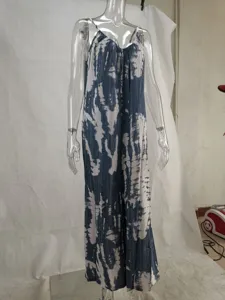 Langer ärmelloser Jumpsuit mit blau-weißem Batikmuster an einer klaren Schaufensterpuppe.