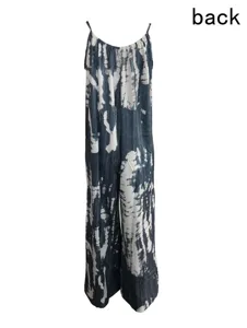 Rückansicht eines schwarz-weißen Batik-Jumpsuits mit weitem Bein.