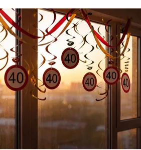 40. geburtstag party hängende dekoration spiralen rot weiß straßenschild stil deko