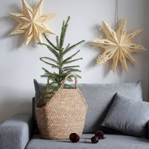 Hunderte Papiersterne Weihnachtslaterne hängende Dekoration für festliche Heimfenster und Party.