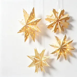 Weihnachten dekorative hohle Papierstern Laternen hängende Schneeflocke Hausfenster.