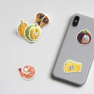 Vista detallada de lindos adhesivos 3D en smartphone, decoraciones impermeables para diarios.