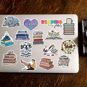Vista dettagliata di vari adesivi graffiti a tema lettura decorati sul laptop per gli amanti